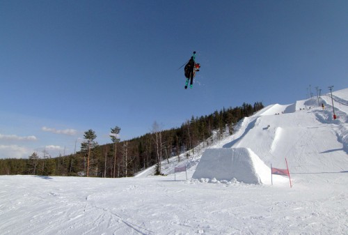 Joona Kangas grabbing dat stalefish at Snowpark Levi.
